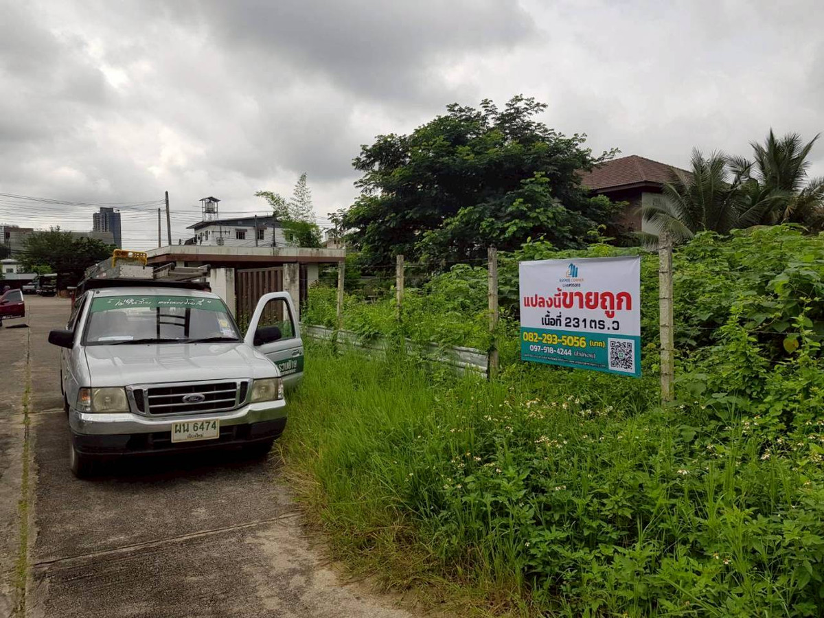 For SaleLandChiang Mai : Land for sale, gold location In the heart of the business district and community, size 231 square wah, Fah Ham Subdistrict, Mueang Chiang Mai District, Chiang Mai Province