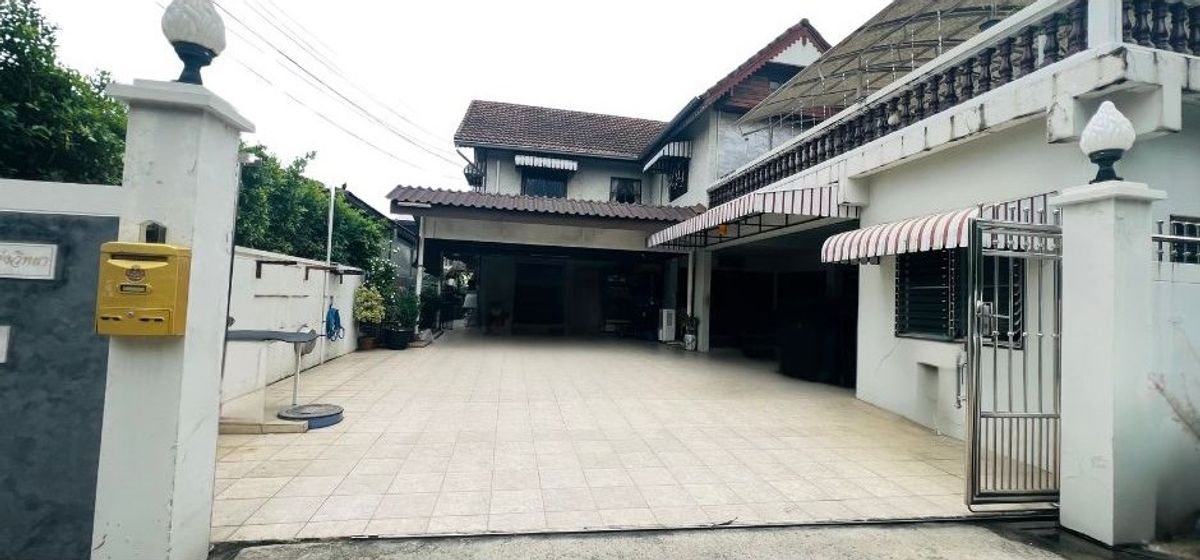 ขายบ้านแจ้งวัฒนะ เมืองทอง : บ้านใหญ่ใจกลางซอยงามวงศ์วาน 47 เนื้อที่ 100 ตารางวา บ้าน 2 ชั้น 6 ห้องนอน 3 ห้องน้ำ ที่จอดรถได้ถึง 6 คัน Build in ทั้งหลัง