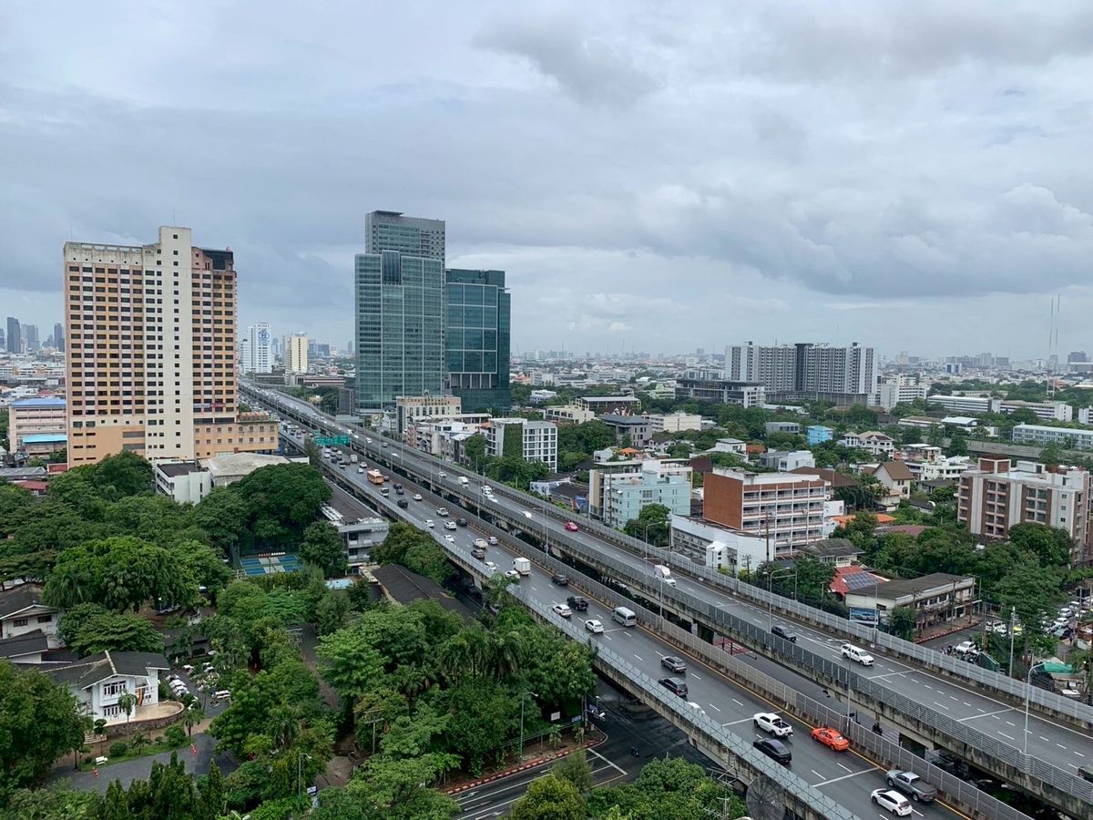 For SaleCondoSapankwai,Jatujak : Intro Yothin Condo for sale, large room 75.64 sqm. 2 bedrooms with a city view, convenient to travel in the middle of Phayathai near the train.