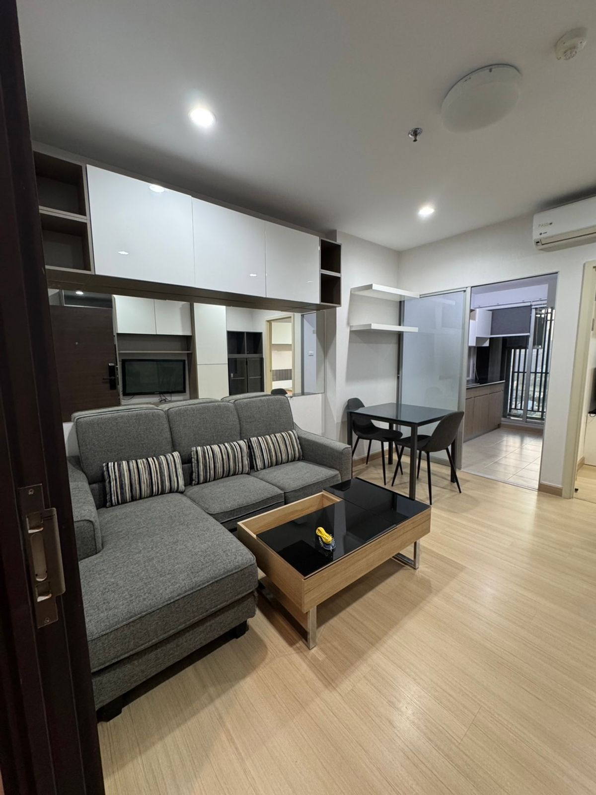 For SaleCondoRama9, Petchburi, RCA : For Sale / ขายคอนโด Supalai Veranda Rama 9 (ศุภาลัย เวอเรนด้า พระราม 9) | 41.49 ตร.ม. ชั้น 21 ตึก A วิวสระน้ำ | ราคา 3.25 ลบ. | LINE: @323gqmho 👉 https://lin.ee/sFqiMuh  | Ref: T2038