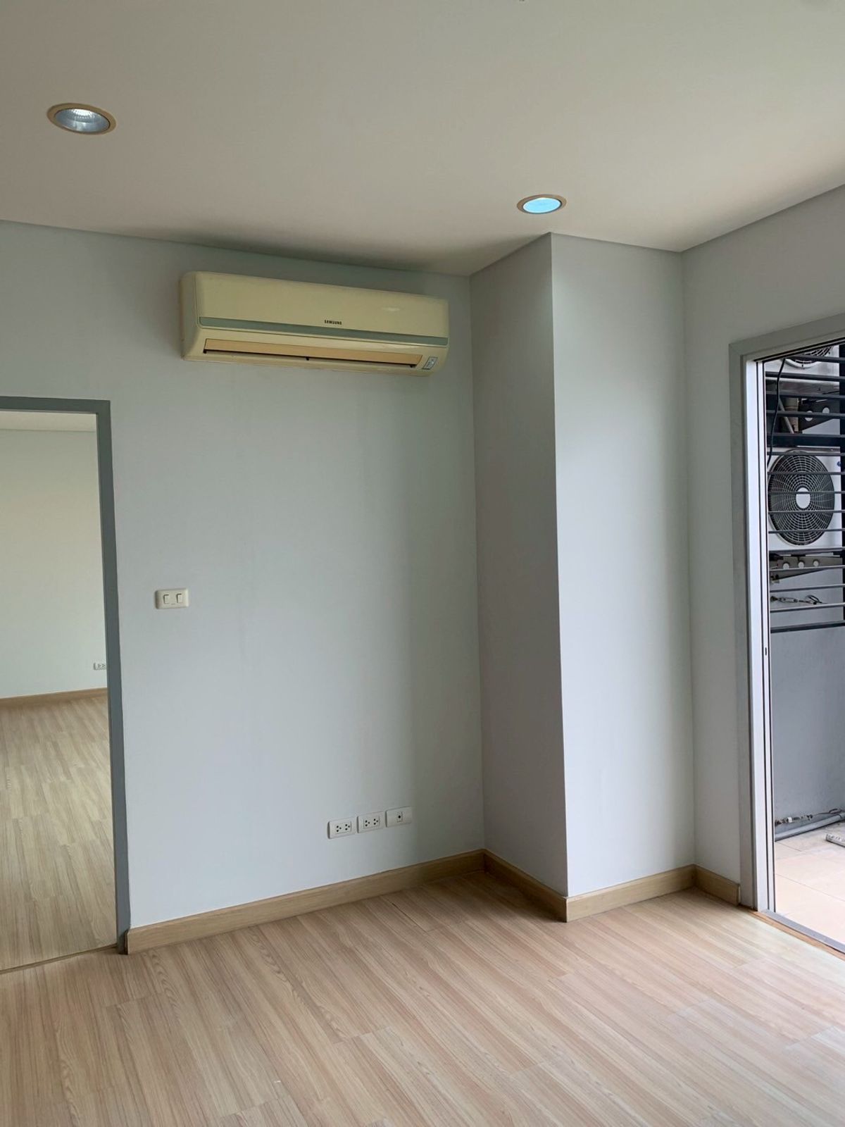For SaleCondoSapankwai,Jatujak : Intro Yothin Condo for sale, large room 75.64 sqm. 2 bedrooms with a city view, convenient to travel in the middle of Phayathai near the train.