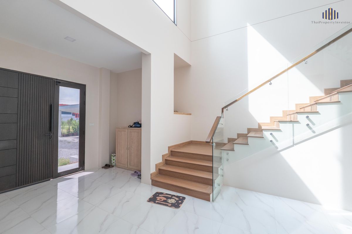 For SaleHousePattaya, Bangsaen, Chonburi : Golden Opportunity for SMEs & Investors Prime Logistics Hub in Chonburi For sale: A modern-style house with fully filled land, ideal for developing into a distribution center / warehouse or a combined residence + business facility.