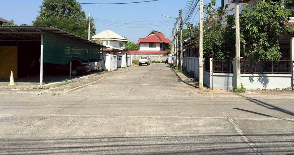 For SaleLandChiang Mai : Land for sale, gold location In the heart of the business district and community, size 231 square wah, Fah Ham Subdistrict, Mueang Chiang Mai District, Chiang Mai Province