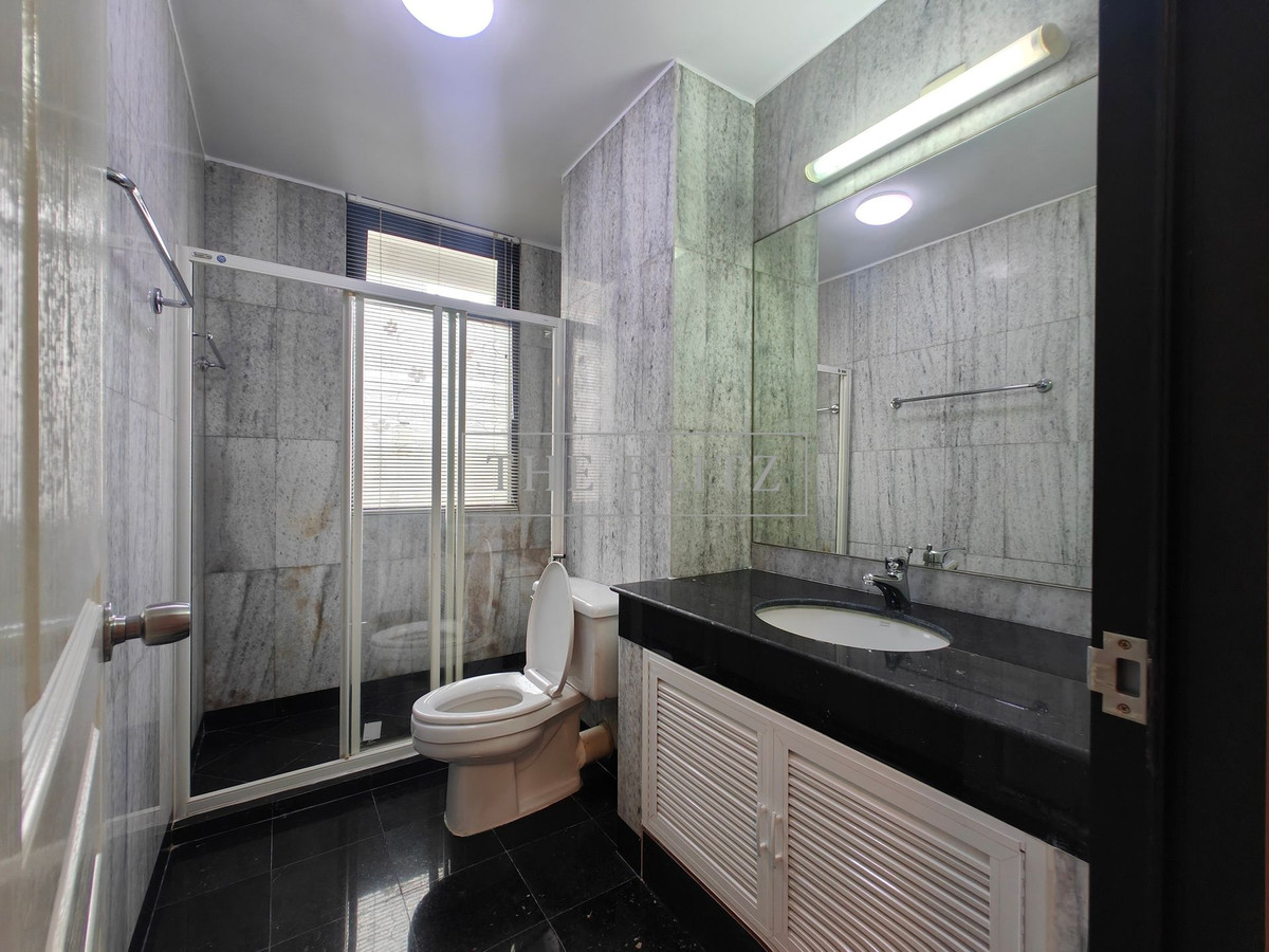 For RentCondoSilom, Saladaeng, Bangrak : ✨ Stay comfortable like Rare Unit at Pipat Place, near BTS Sala Daeng ✔