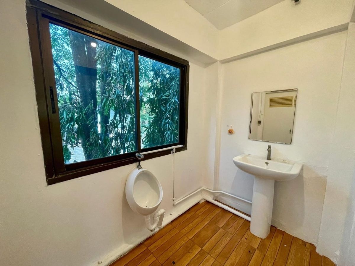 ให้เช่าอาคารพาณิชย์โชคชัย4 ลาดพร้าว71 : ทำเลดีที่ดี คือ โอกาสทางธุรกิจ ตึกพาณิชย์ 4.5 ชั้น ลาดพร้าว 71 ติดถนนใหญ่ พร้อมเช่า ดำเนินธุรกิจ จุดเชื่อมต่อแหล่งเศรษฐกิจ สนใจติดต่อ Line : @kornsiravich