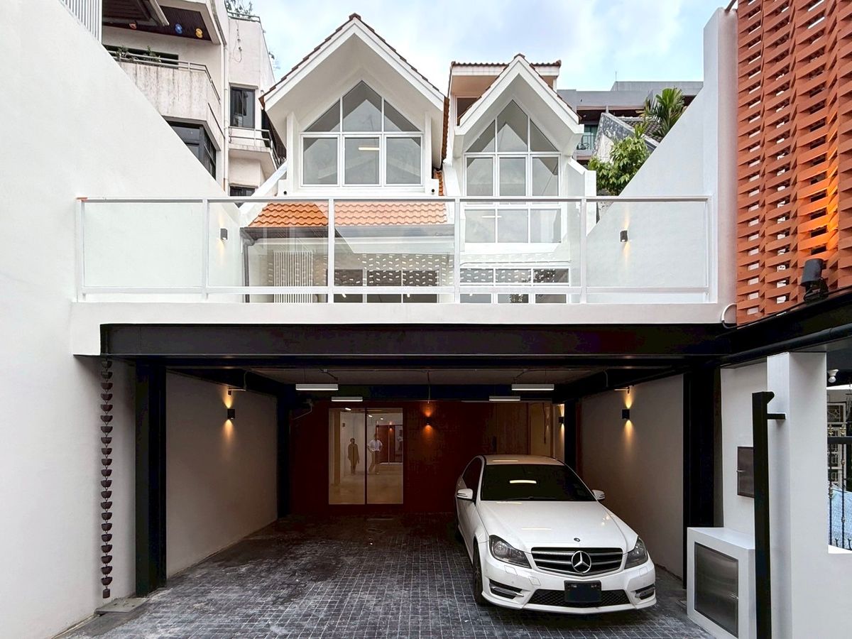 For RentHouseSukhumvit, Asoke, Thonglor : ✨ Luxury 4-Storey House in Sukhumvit 49 | Spacious 500 sq.m. with 4 Bedrooms & 5 Bathrooms | Just 600m to BTS Thonglor | Perfect for Living or Office | Parking with EV Charger ✨
