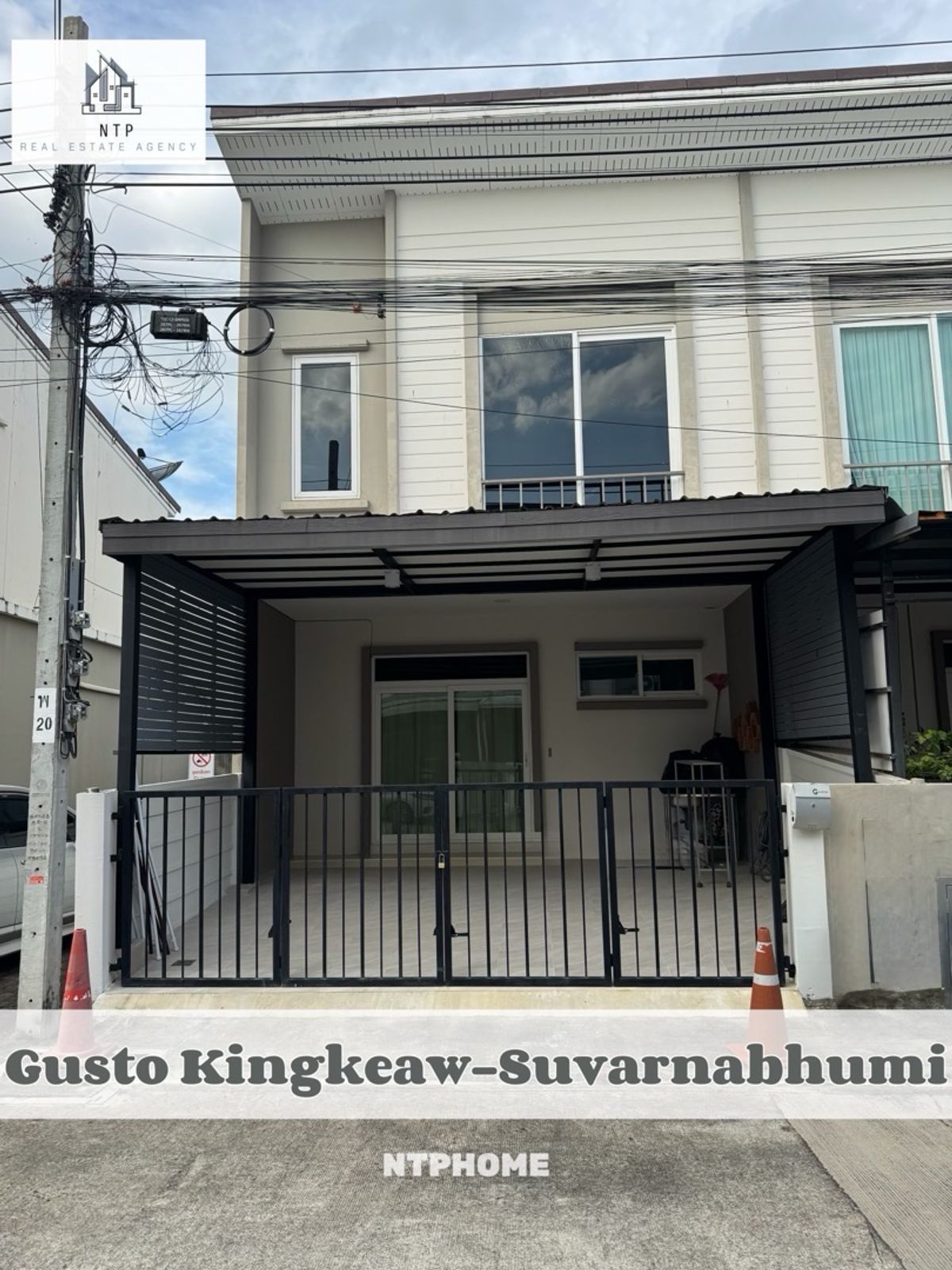 ให้เช่าทาวน์โฮมสมุทรปราการ สำโรง : ให้เช่า| For rent ทาวน์โฮม 2 ชั้น (หลังมุม) บ้านตกแต่งสวยครบครันมาก บ้านไม่เคยปล่อยเช่า  ใกล้สนามบินสุวรรณภูมิเพียง 5-6 นาที✈️ | ใกล้ Robinson Lifestyle Latkrabang | ใกล้ Airport link ลาดกระบัง🚟 
📍โครงการคิว ดิสทริค กัสโต้ กิ่งแก้ว-สุวรรณภูมิ