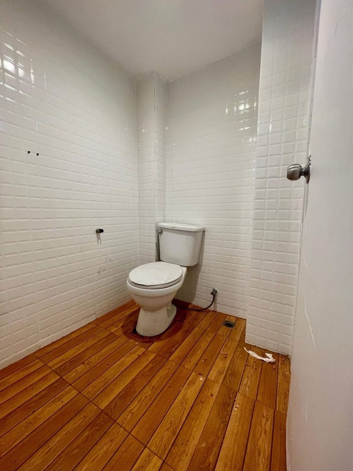 ให้เช่าอาคารพาณิชย์โชคชัย4 ลาดพร้าว71 : ทำเลดีที่ดี คือ โอกาสทางธุรกิจ ตึกพาณิชย์ 4.5 ชั้น ลาดพร้าว 71 ติดถนนใหญ่ พร้อมเช่า ดำเนินธุรกิจ จุดเชื่อมต่อแหล่งเศรษฐกิจ สนใจติดต่อ Line : @kornsiravich