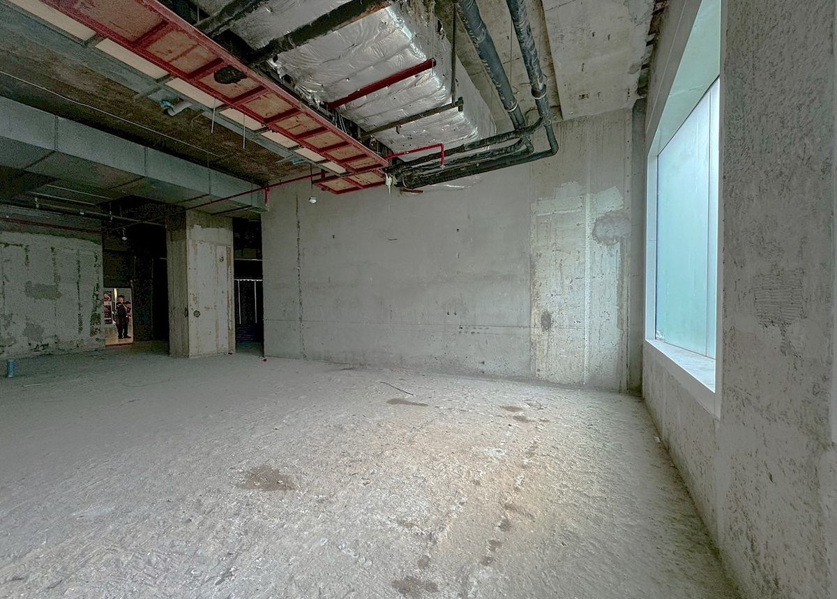 For RentRetail SpaceWitthayu, Chidlom, Langsuan, Ploenchit : Corner retail space for rent - suitable for all types of businesses ** CO-AGENT ** 