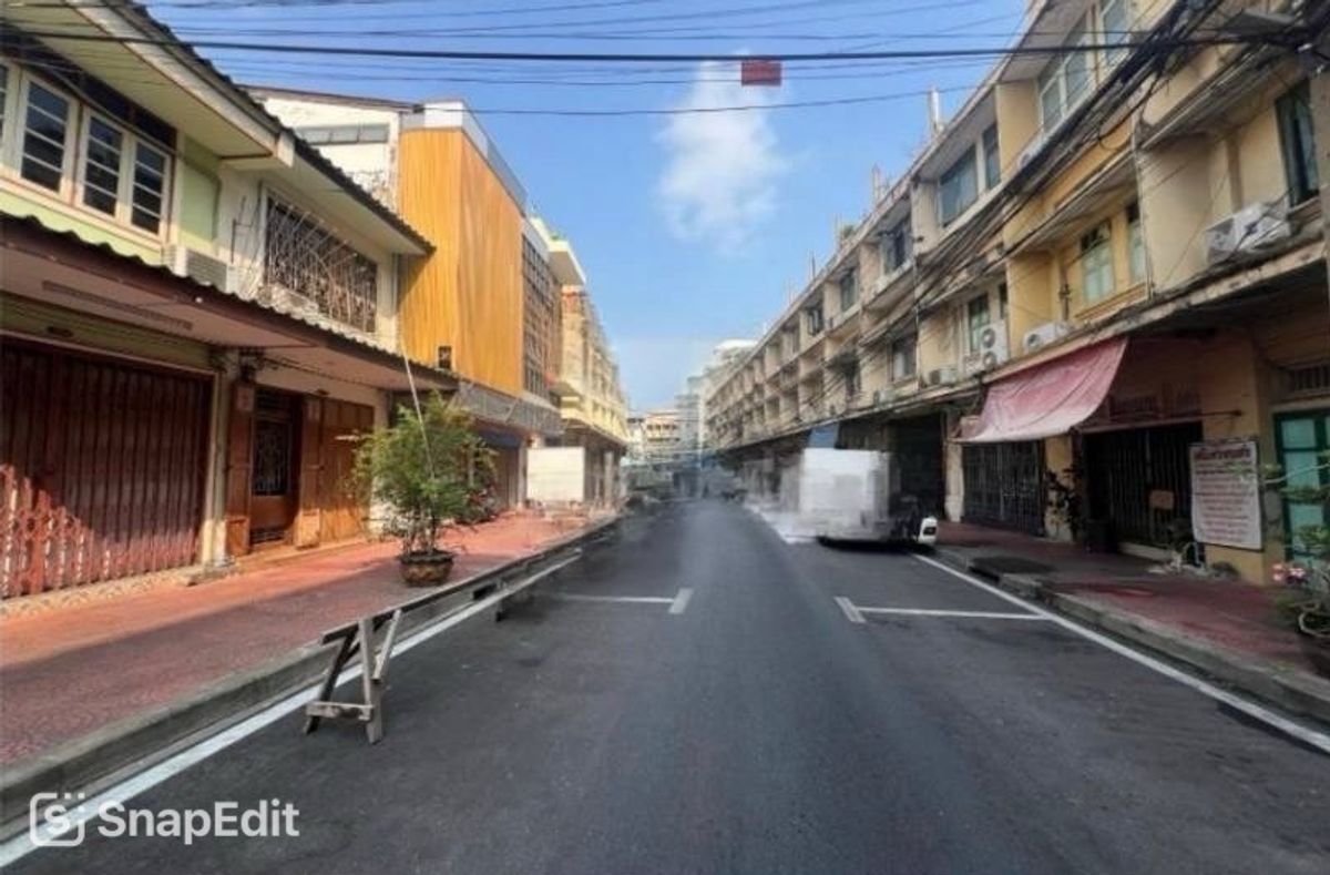 For SaleOfficeYaowarat, Banglamphu : 📢💡 Great chance for investors and business owners! 3-storey double-unit commercial building is in a prime spot near Chinatown (Yaowarat) and top tourist attractions. Perfect for a home office, showroom or other business use.
