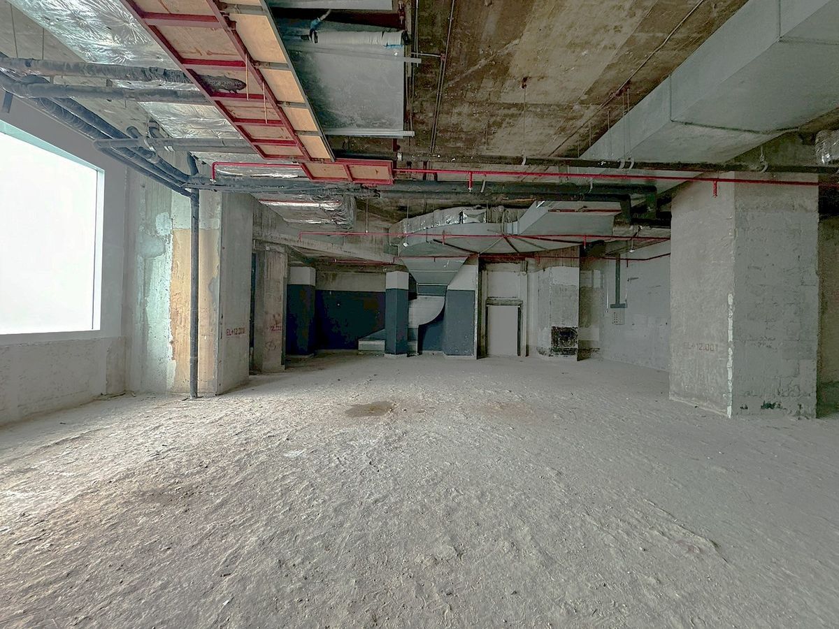 For RentRetail SpaceWitthayu, Chidlom, Langsuan, Ploenchit : Corner retail space for rent - suitable for all types of businesses ** CO-AGENT ** 