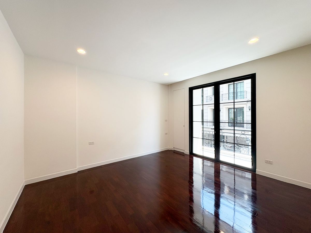 For SaleTownhomeSathorn, Narathiwat : ✨ Luxury European Classic 4-storey corner townhome — featuring 2 combined units and a grand 812 sqm. usable area, the largest in Rama III! ✨