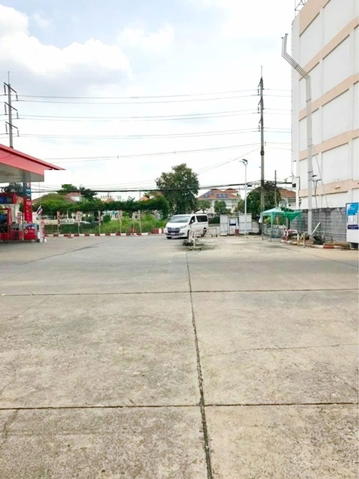 For RentLandRattanathibet, Sanambinna : The Mall Ngamwongwan 930m. Beautiful land plot for rent on Prachachuen Road 321 sq.wa. 249,999 B-M.