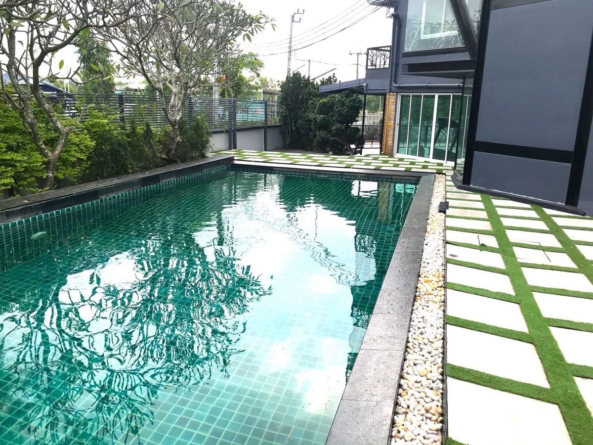 For SaleHotel&Apartment BusinessMin Buri, Romklao : 📢👇 Condominium Project with 2 Buildings in Min Buri – Nong Chok – Lat Krabang.
Special price more than 35% below bank appraisal value.
Ideal for investors seeking a condominium project with strong growth potential, located in a developing area with conv