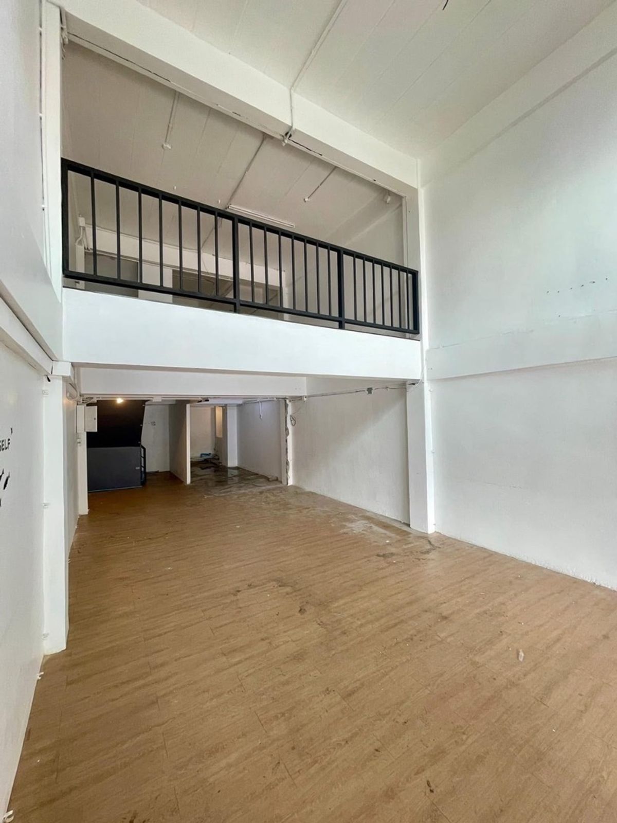 ให้เช่าอาคารพาณิชย์โชคชัย4 ลาดพร้าว71 : ทำเลดีที่ดี คือ โอกาสทางธุรกิจ ตึกพาณิชย์ 4.5 ชั้น ลาดพร้าว 71 ติดถนนใหญ่ พร้อมเช่า ดำเนินธุรกิจ จุดเชื่อมต่อแหล่งเศรษฐกิจ สนใจติดต่อ Line : @kornsiravich