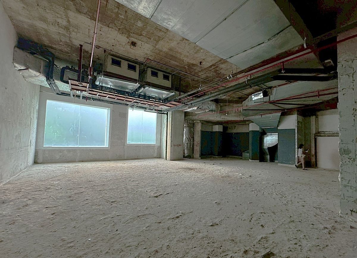 For RentRetail SpaceWitthayu, Chidlom, Langsuan, Ploenchit : Corner retail space for rent - suitable for all types of businesses ** CO-AGENT ** 