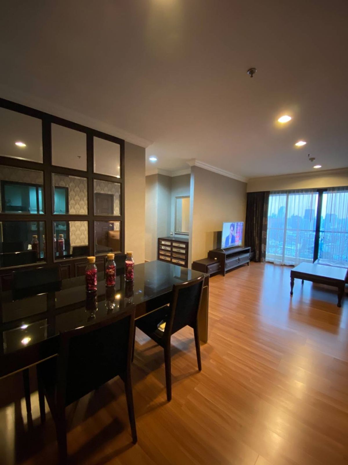 For SaleCondoAri,Anusaowaree : Urgent sale! The room is being renovated. Saphan Khwai Ari area Easy exit from the expressway, convenient, THE CREST Phaholyothin 14, very quiet building. If interested, contact 0876358339.