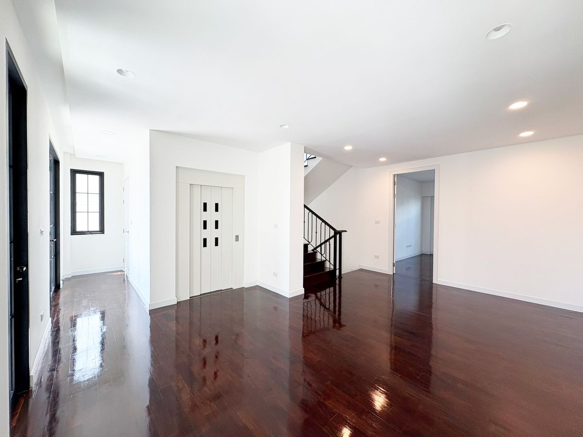 For SaleTownhomeSathorn, Narathiwat : ✨ Luxury European Classic 4-storey corner townhome — featuring 2 combined units and a grand 812 sqm. usable area, the largest in Rama III! ✨