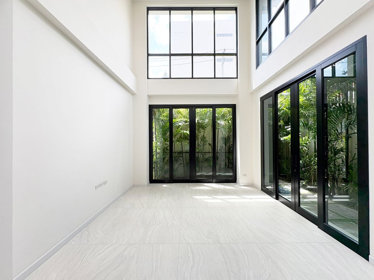 For SaleTownhomeSathorn, Narathiwat : ✨ Luxury European Classic 4-storey corner townhome — featuring 2 combined units and a grand 812 sqm. usable area, the largest in Rama III! ✨