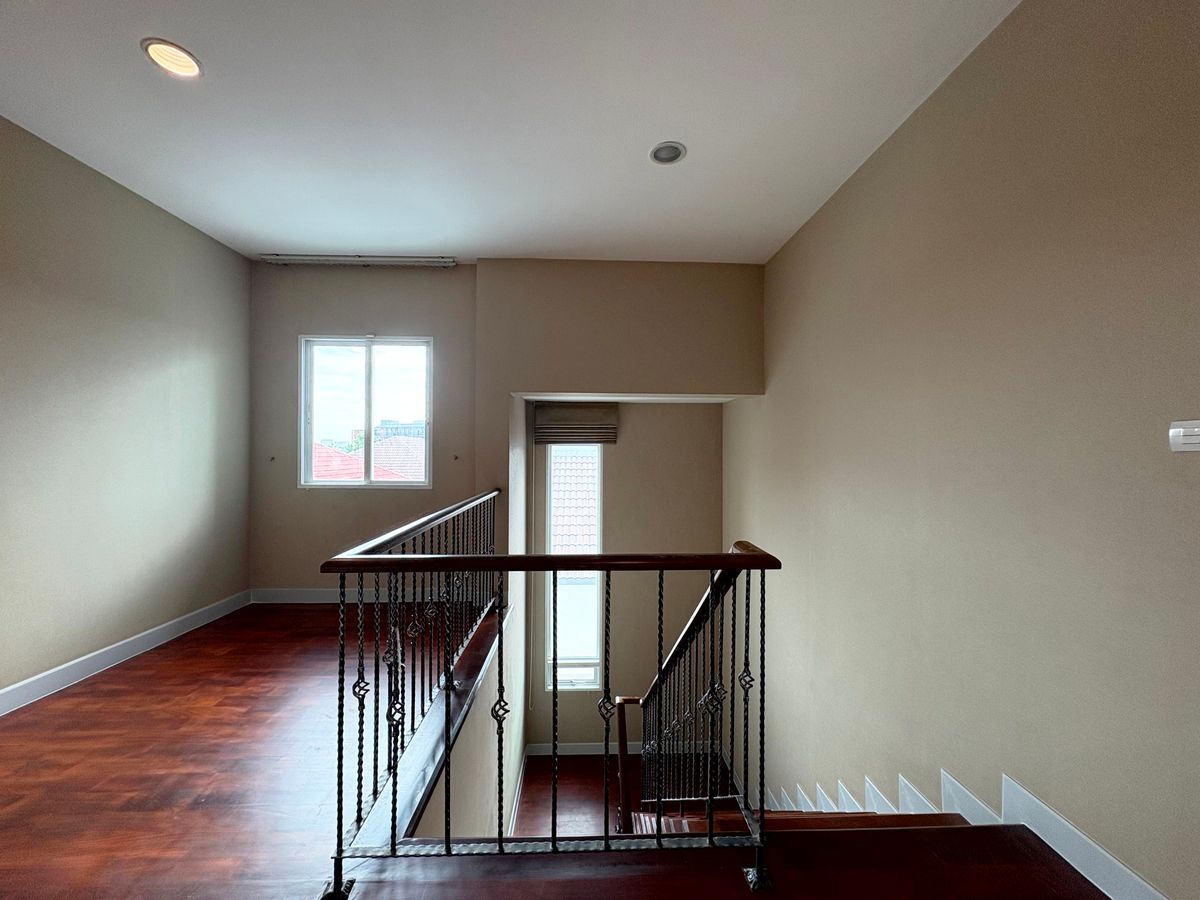 HousePattanakan, Srinakarin : For Sale & Rent: Luxury Single House, Next to Wellington International School, Krungthep Kreetha Road