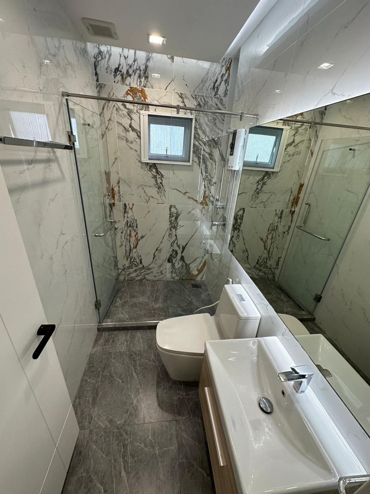 For SaleHousePattanakan, Srinakarin : Detached corner house close to garden on Krungthep Kreetha Road., Soi 7 : Fully Renovated