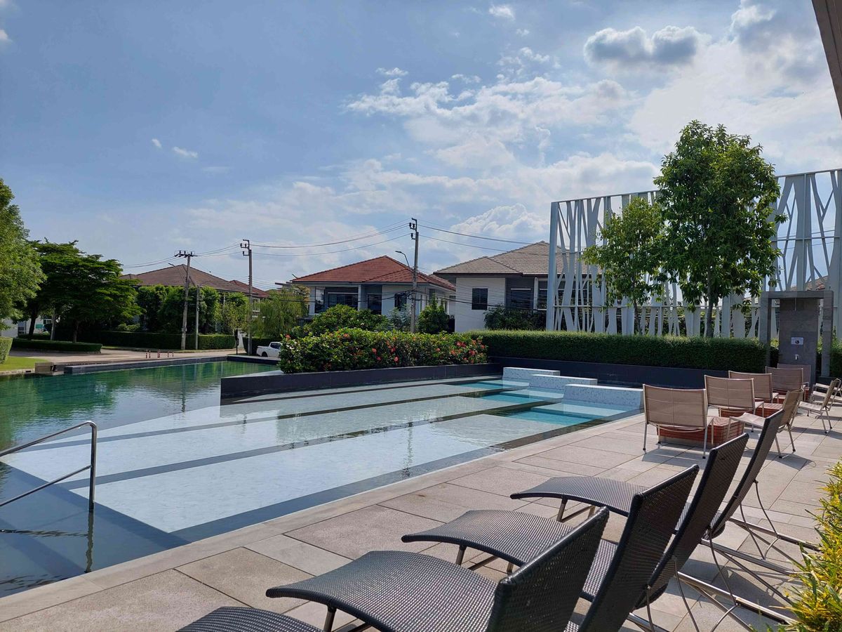 For SaleHousePattanakan, Srinakarin : Detached corner house close to garden on Krungthep Kreetha Road., Soi 7 : Fully Renovated