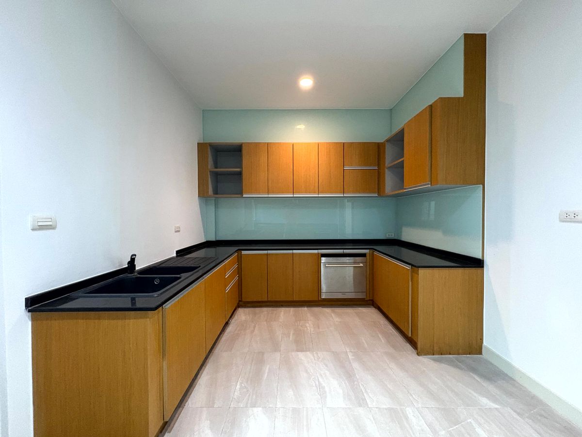 HousePattanakan, Srinakarin : For Sale & Rent: Luxury Single House, Next to Wellington International School, Krungthep Kreetha Road