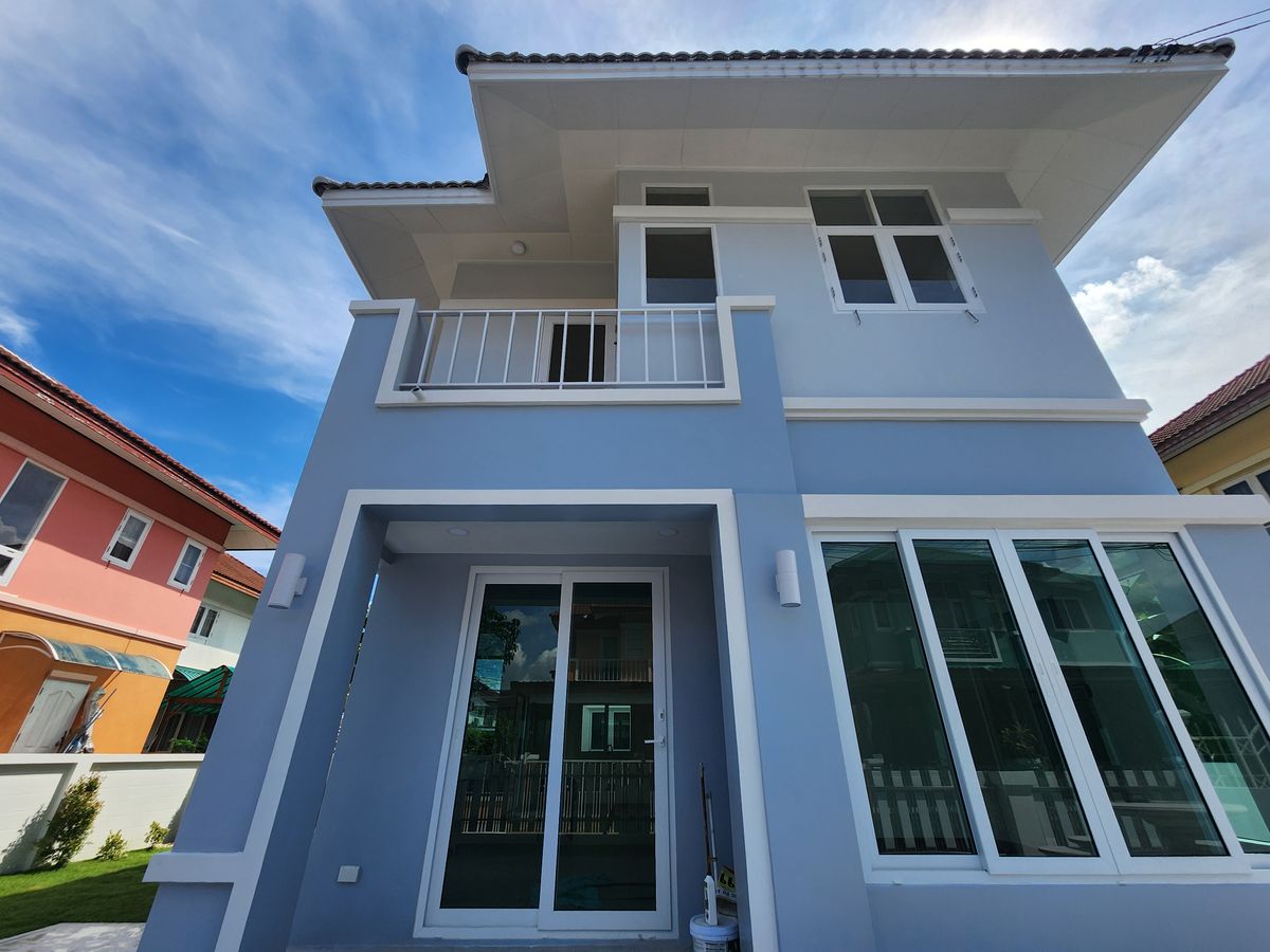 For SaleHousePathum Thani,Rangsit, Thammasat : Single house, 4 bedrooms, large gardens, airy, new, very nice to live in Rangsit Khlong Song in the middle of the community. Near the Future Park Rangsit 8 minutes to BTS Count