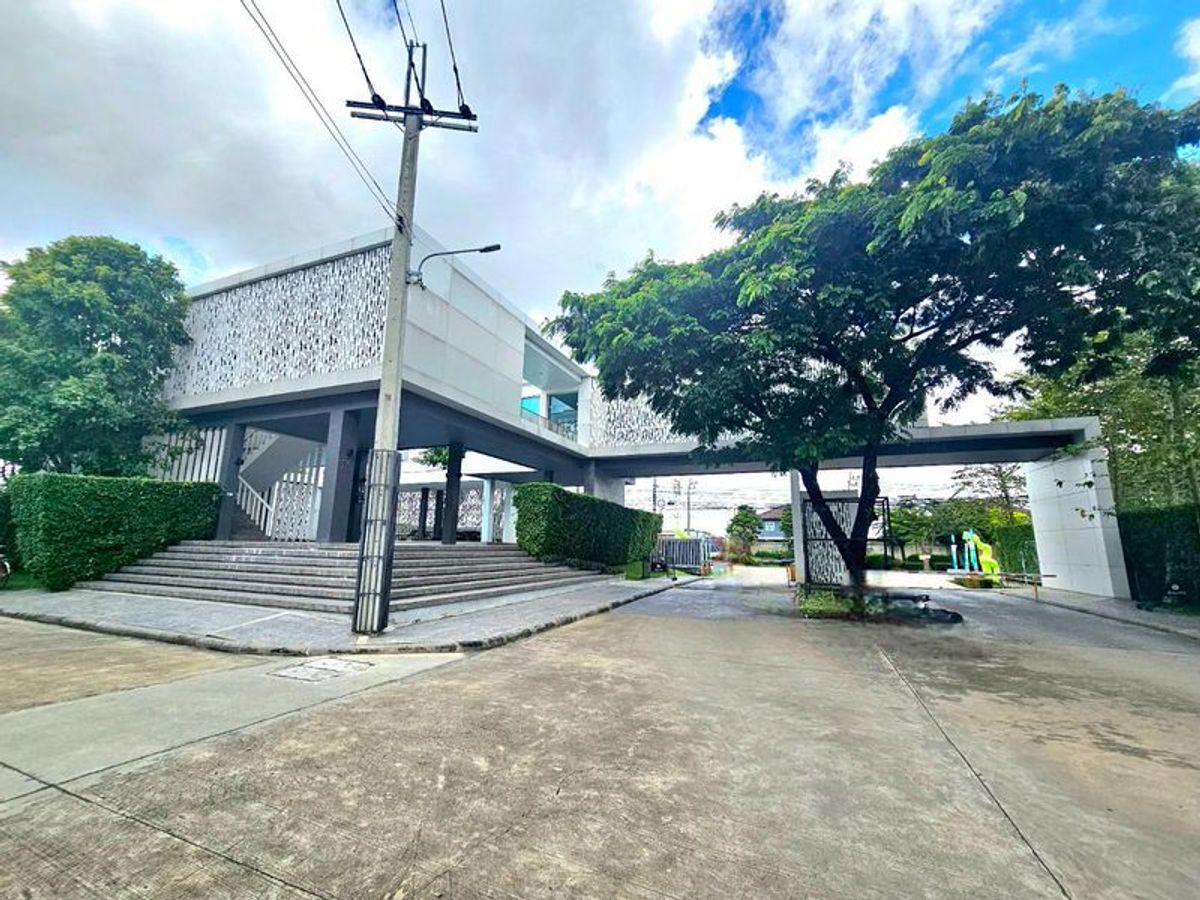 ขายทาวน์โฮมลาดกระบัง สุวรรณภูมิ : ขาย ทาวน์โฮม 3 ชั้น โครงการ สัมมากร อเวนิว สุวรรณภูมิ หลังมุม 3 ห้องนอน 21.6 ตร.ว. ถนนพัฒนาชนบท3 เขตลาดกระบัง กทม.