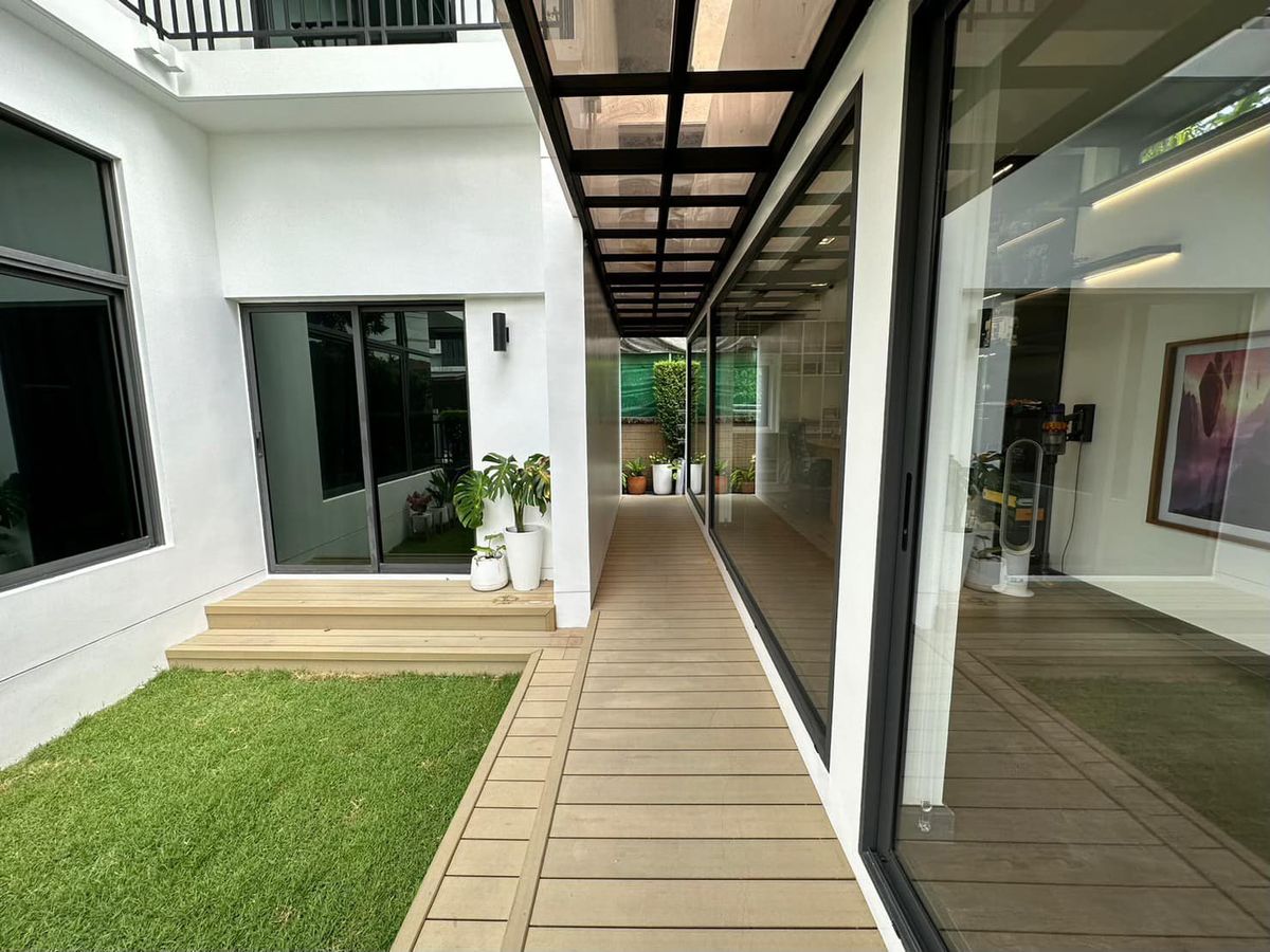 For SaleHousePattanakan, Srinakarin : Detached corner house close to garden on Krungthep Kreetha Road., Soi 7 : Fully Renovated