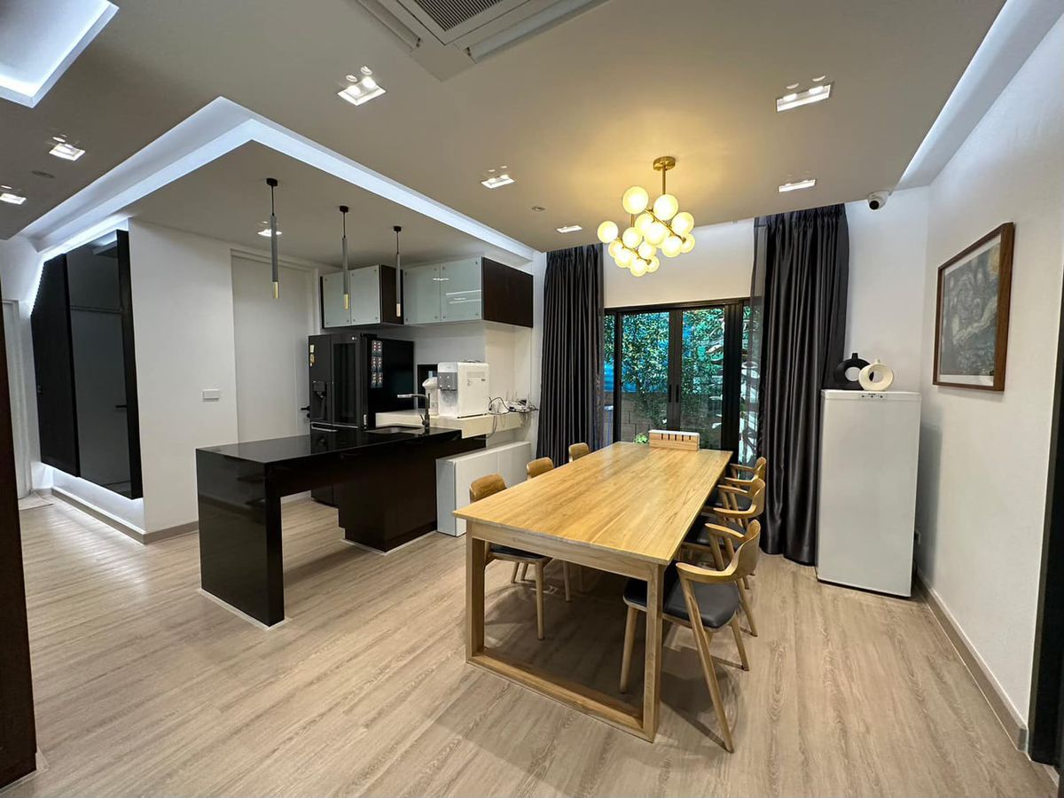 For SaleHousePattanakan, Srinakarin : Detached corner house close to garden on Krungthep Kreetha Road., Soi 7 : Fully Renovated