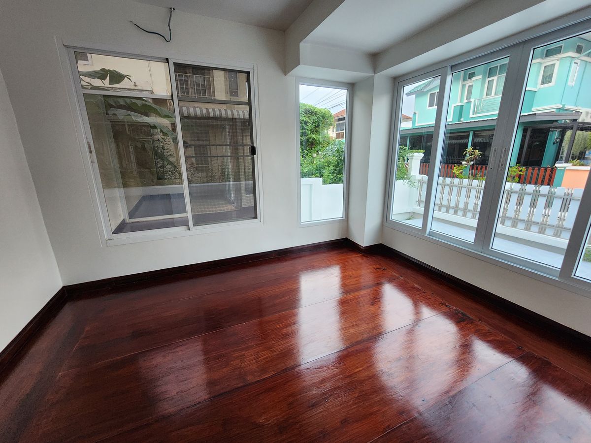 For SaleHousePathum Thani,Rangsit, Thammasat : Single house, 4 bedrooms, large gardens, airy, new, very nice to live in Rangsit Khlong Song in the middle of the community. Near the Future Park Rangsit 8 minutes to BTS Count