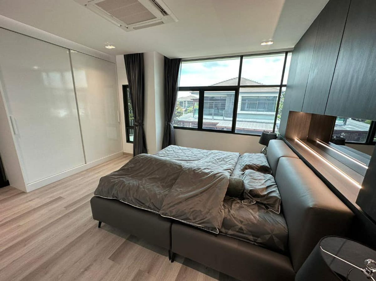 For SaleHousePattanakan, Srinakarin : Detached corner house close to garden on Krungthep Kreetha Road., Soi 7 : Fully Renovated