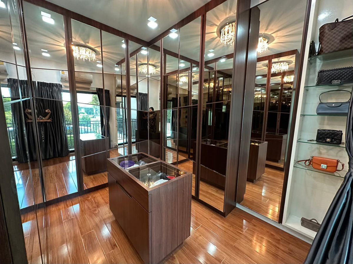 For SaleHousePattanakan, Srinakarin : Detached corner house close to garden on Krungthep Kreetha Road., Soi 7 : Fully Renovated