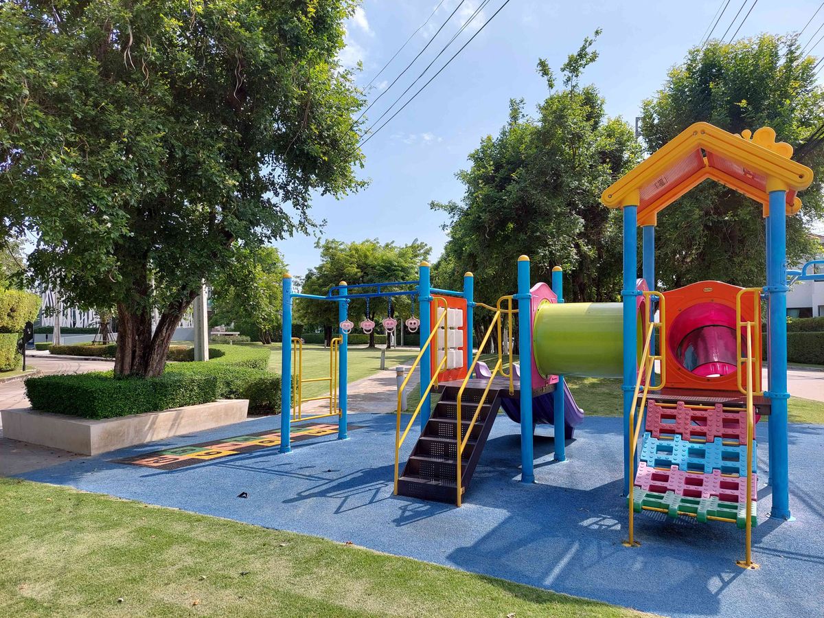 For SaleHousePattanakan, Srinakarin : Detached corner house close to garden on Krungthep Kreetha Road., Soi 7 : Fully Renovated