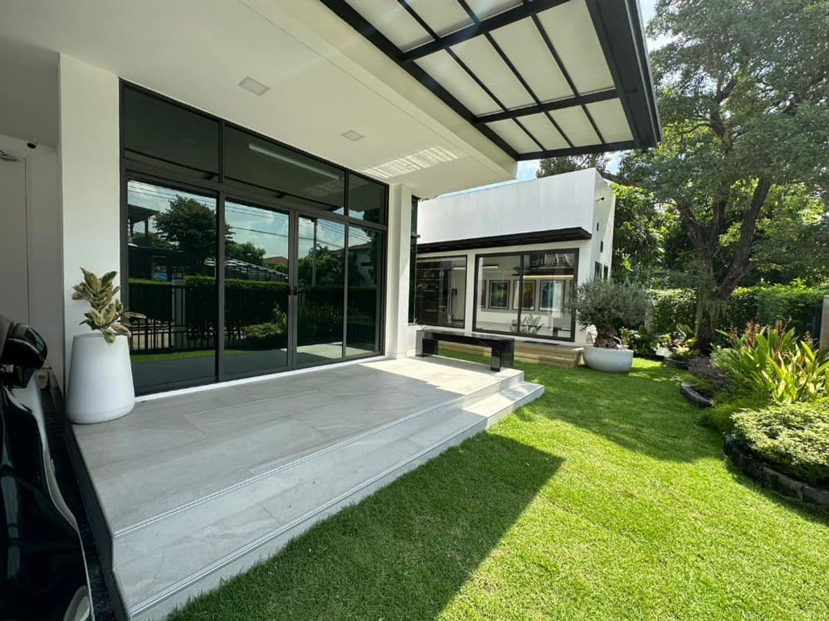 For SaleHousePattanakan, Srinakarin : Detached corner house close to garden on Krungthep Kreetha Road., Soi 7 : Fully Renovated