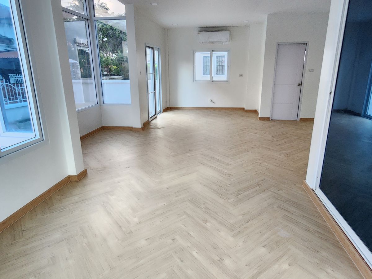 For SaleHousePathum Thani,Rangsit, Thammasat : Single house, 4 bedrooms, large gardens, airy, new, very nice to live in Rangsit Khlong Song in the middle of the community. Near the Future Park Rangsit 8 minutes to BTS Count