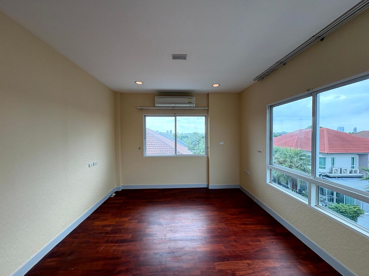 HousePattanakan, Srinakarin : For Sale & Rent: Luxury Single House, Next to Wellington International School, Krungthep Kreetha Road