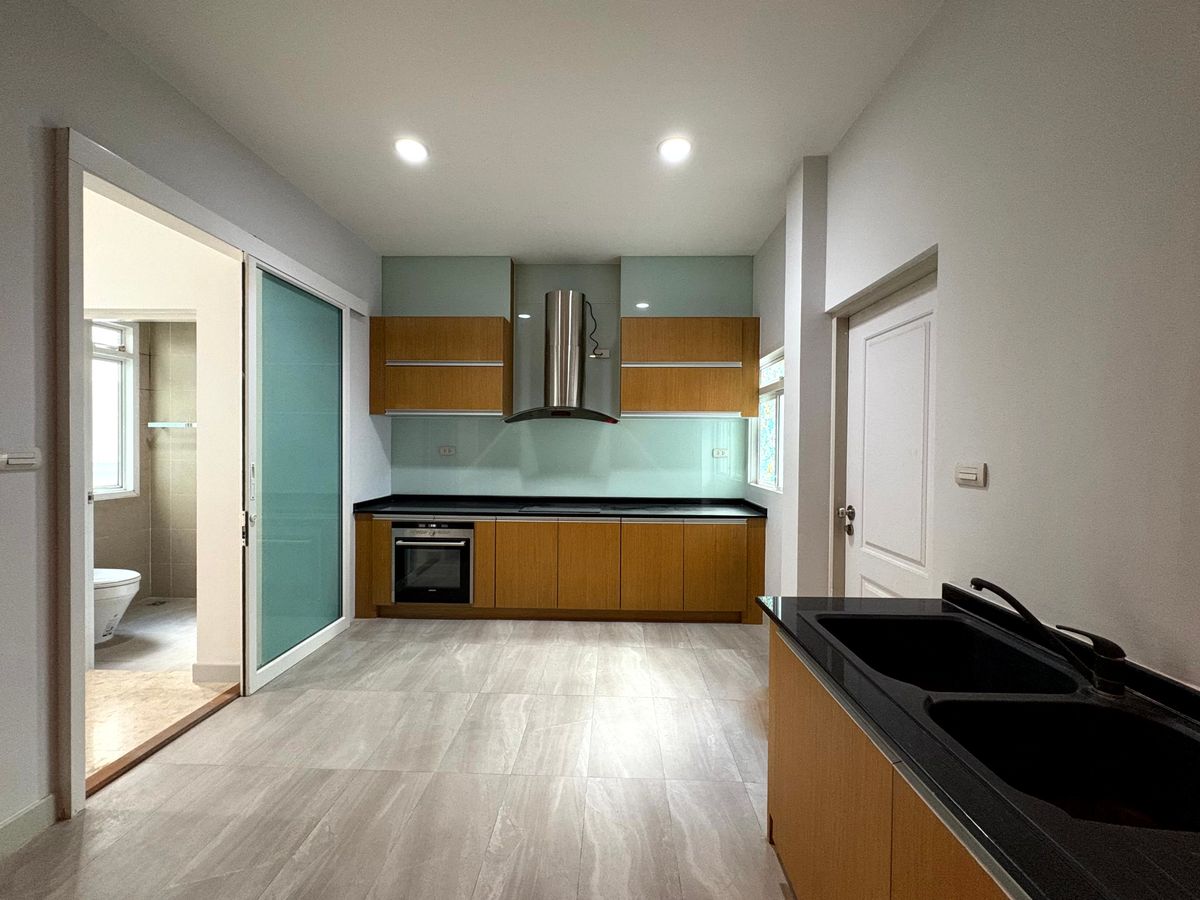 HousePattanakan, Srinakarin : For Sale & Rent: Luxury Single House, Next to Wellington International School, Krungthep Kreetha Road