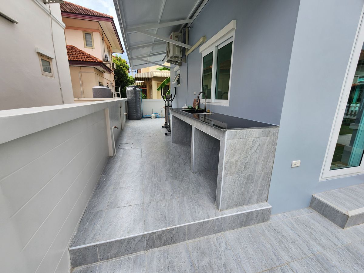 For SaleHousePathum Thani,Rangsit, Thammasat : Single house, 4 bedrooms, large gardens, airy, new, very nice to live in Rangsit Khlong Song in the middle of the community. Near the Future Park Rangsit 8 minutes to BTS Count