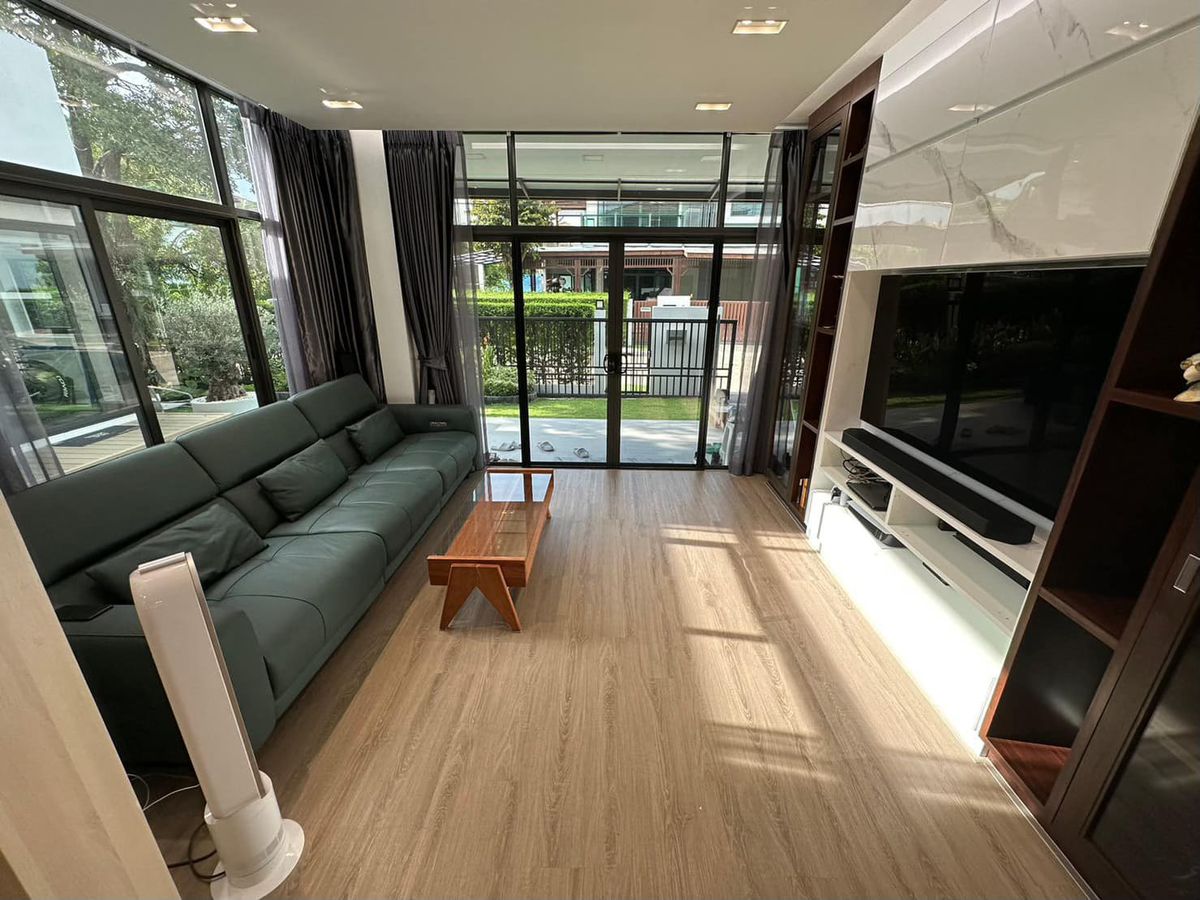 For SaleHousePattanakan, Srinakarin : Detached corner house close to garden on Krungthep Kreetha Road., Soi 7 : Fully Renovated