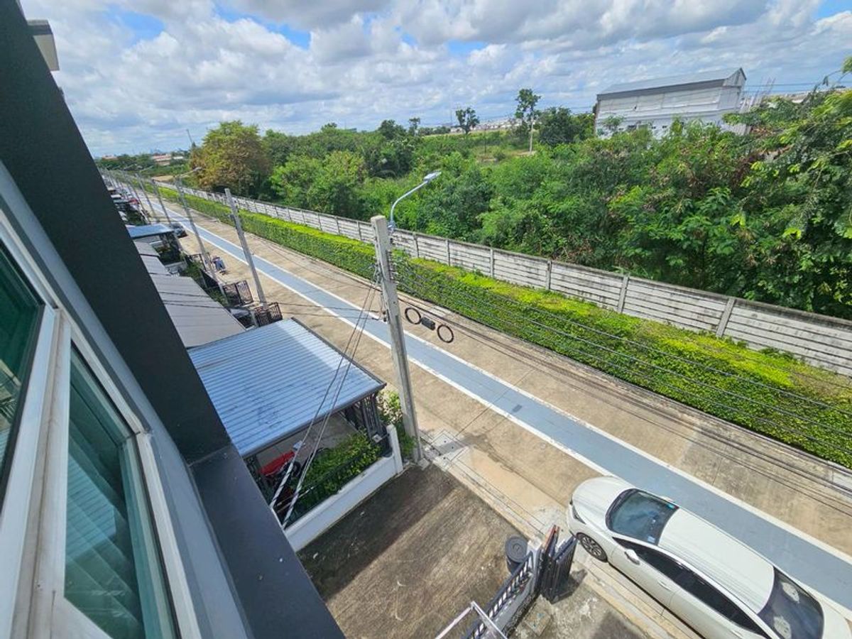 ขายทาวน์โฮมลาดกระบัง สุวรรณภูมิ : ขาย ทาวน์โฮม 3 ชั้น โครงการ สัมมากร อเวนิว สุวรรณภูมิ หลังมุม 3 ห้องนอน 21.6 ตร.ว. ถนนพัฒนาชนบท3 เขตลาดกระบัง กทม.