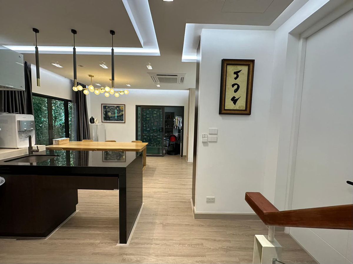 For SaleHousePattanakan, Srinakarin : Detached corner house close to garden on Krungthep Kreetha Road., Soi 7 : Fully Renovated