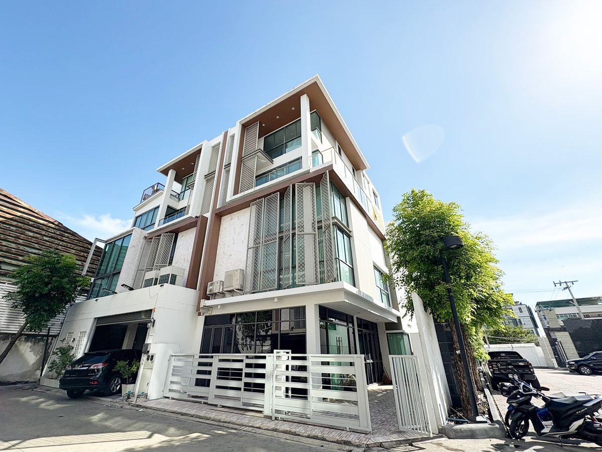 ทาวน์โฮมพระราม 3 สาธุประดิษฐ์ : ✨ Jade Height Sathorn–Rama 3 | โฮมออฟฟิศหรู เพื่อธุรกิจและการอยู่อาศัย ✨