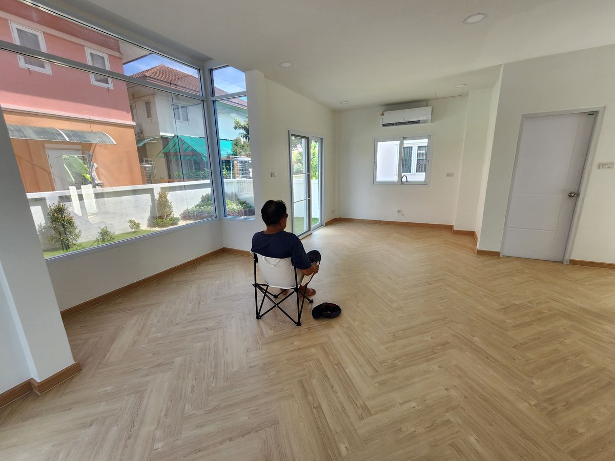 For SaleHousePathum Thani,Rangsit, Thammasat : Single house, 4 bedrooms, large gardens, airy, new, very nice to live in Rangsit Khlong Song in the middle of the community. Near the Future Park Rangsit 8 minutes to BTS Count