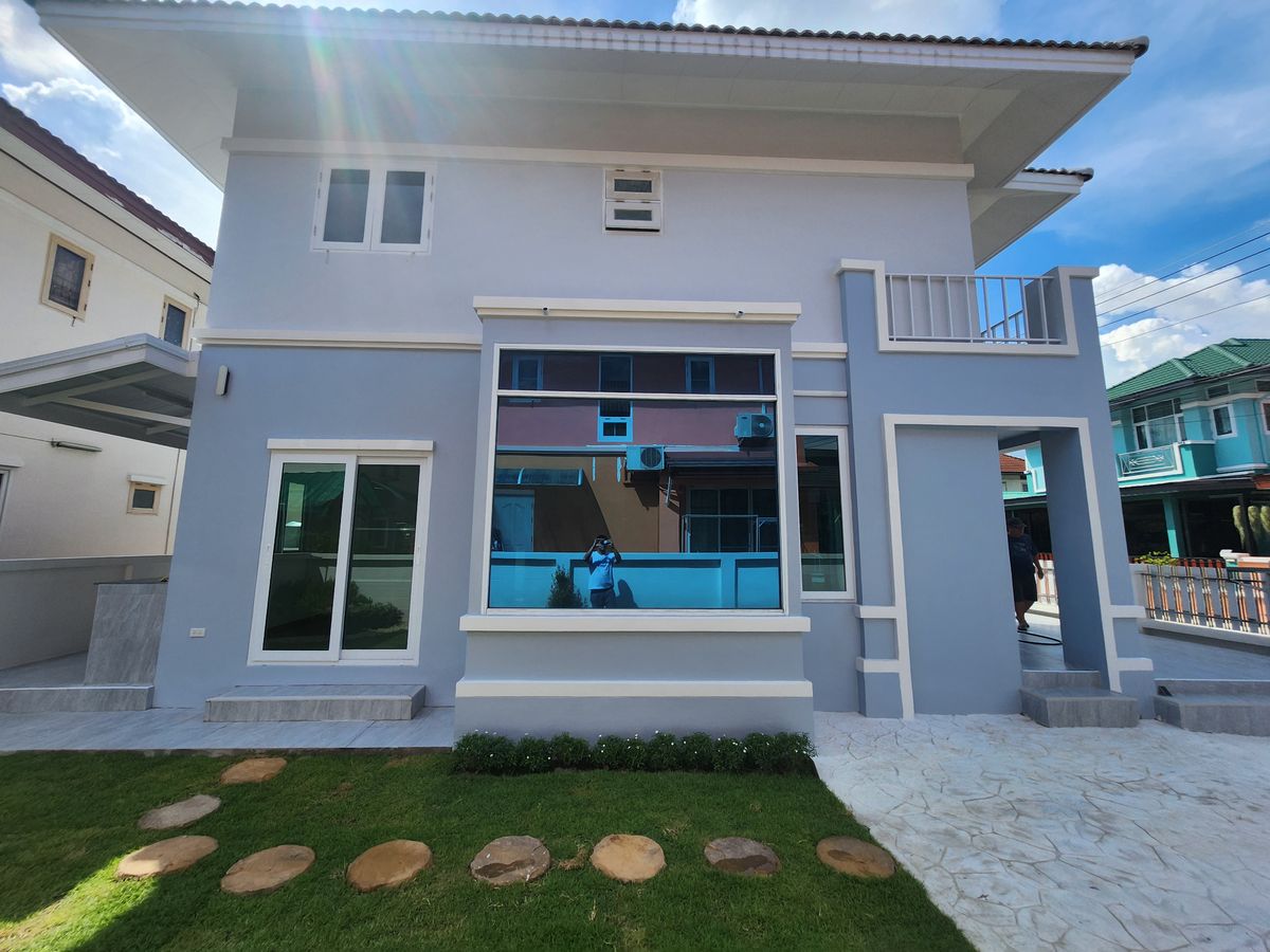 For SaleHousePathum Thani,Rangsit, Thammasat : Single house, 4 bedrooms, large gardens, airy, new, very nice to live in Rangsit Khlong Song in the middle of the community. Near the Future Park Rangsit 8 minutes to BTS Count