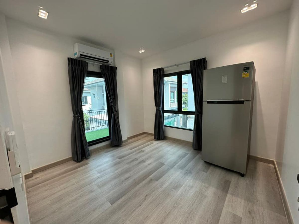 For SaleHousePattanakan, Srinakarin : Detached corner house close to garden on Krungthep Kreetha Road., Soi 7 : Fully Renovated