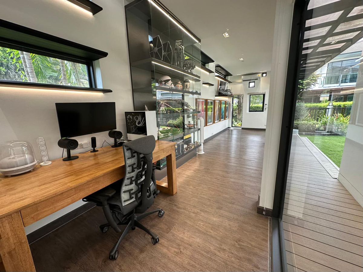 For SaleHousePattanakan, Srinakarin : Detached corner house close to garden on Krungthep Kreetha Road., Soi 7 : Fully Renovated