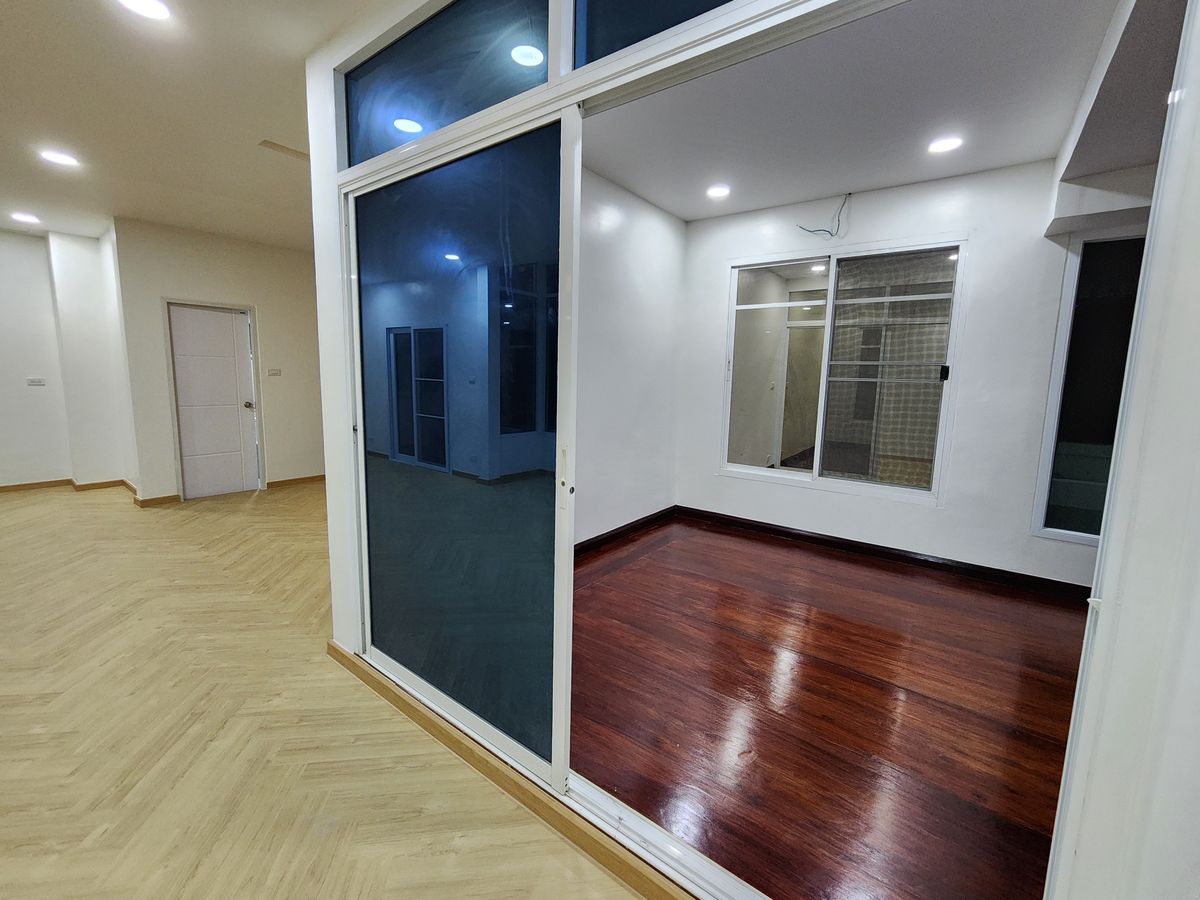 For SaleHousePathum Thani,Rangsit, Thammasat : Single house, 4 bedrooms, large gardens, airy, new, very nice to live in Rangsit Khlong Song in the middle of the community. Near the Future Park Rangsit 8 minutes to BTS Count