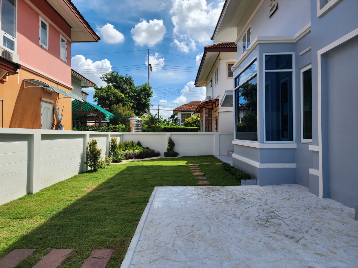 For SaleHousePathum Thani,Rangsit, Thammasat : Single house, 4 bedrooms, large gardens, airy, new, very nice to live in Rangsit Khlong Song in the middle of the community. Near the Future Park Rangsit 8 minutes to BTS Count